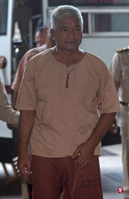 泰国陆军三星中将马纳斯2015年11月身穿囚衣,出庭受审。(法新社) 泰国陆军三星中将马纳斯2015年11月身穿囚衣,出庭受审。(法新社)