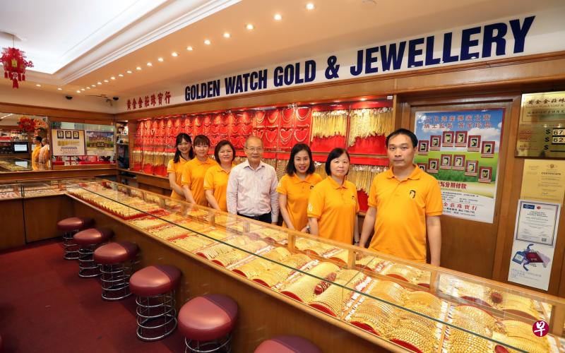 贾治忠(左四)和儿子贾仁瑄(右一)与黄金金庄的员工合影。 贾治忠(左四)和儿子贾仁瑄(右一)与黄金金庄的员工合影。