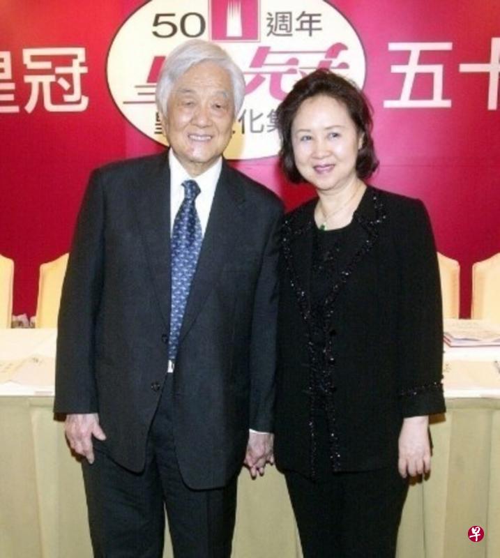 琼瑶(右)新书内容描述丈夫平鑫涛病情,她说自己虽然会成为千夫所指的罪人,但是不能不写。(面簿) 琼瑶(右)新书内容描述丈夫平鑫涛病情,她说自己虽然会成为千夫所指的罪人,但是不能不写。(面簿)