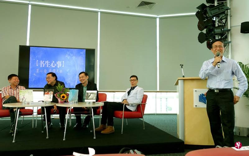 五月诗社社长郭永秀(右一)点评三名主讲人的作品,引来台上台下一片笑声。左起:本文作者、林得楠、蔡志礼、董农政。 五月诗社社长郭永秀(右一)点评三名主讲人的作品,引来台上台下一片笑声。左起:本文作者、林得楠、蔡志礼、董农政。