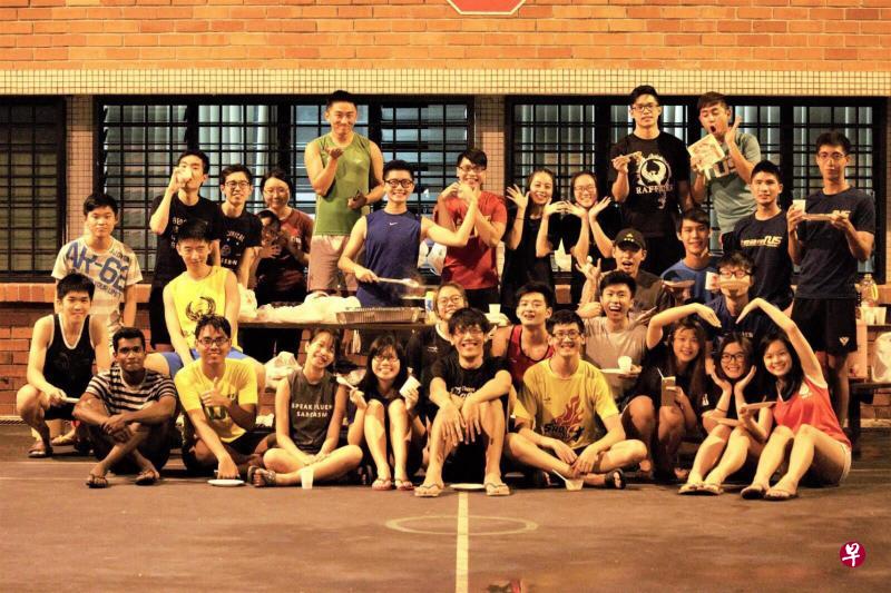 谢欣倪与舍友们感情融洽,不时聚在一起吃夜宵。(受访者提供) 谢欣倪与舍友们感情融洽,不时聚在一起吃夜宵。(受访者提供)