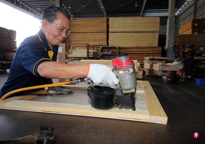 83岁的吴亚里在星洲木箱包装公司工作已将近30年。他每周工作四天,下午3时放工,公司有厂车往返德福与大士,也提供早午餐,他对这样的安排与待遇相当满意。(谢智扬摄) 83岁的吴亚里在星洲木箱包装公司工作已将近30年。他每周工作四天,下午3时放工,公司有厂车往返德福与大士,也提供早午餐,他对这样的安排与待遇相当满意。(谢智扬摄)