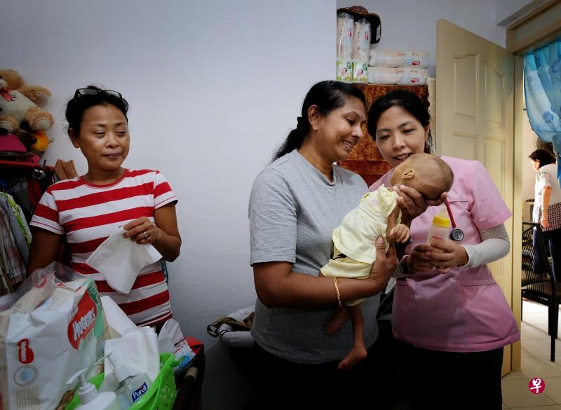 HCA“星光友伴”护士长李可嘉(右起)和喘息看护服务义工丝瓦拉妮,登门探访患有罕见疾病的女婴伊莉娜。左为协助照顾伊莉娜的菲律宾亲戚莉娜。(曾坤顺摄) HCA“星光友伴”护士长李可嘉(右起)和喘息看护服务义工丝瓦拉妮,登门探访患有罕见疾病的女婴伊莉娜。左为协助照顾伊莉娜的菲律宾亲戚莉娜。(曾坤顺摄)