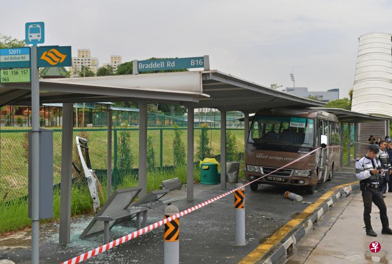 一辆接驳巴士突然失控撞进路旁的巴士站，多个防撞柱和告示牌被撞毁。（海峡时报）