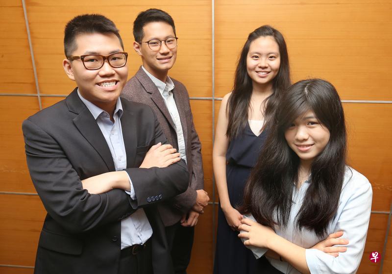 今年报业控股新闻从业奖学金的得主是郑宏义(左起)、黄伟凯、李思邈和尹云芳。(邬福梁摄) 今年报业控股新闻从业奖学金的得主是郑宏义(左起)、黄伟凯、李思邈和尹云芳。(邬福梁摄)