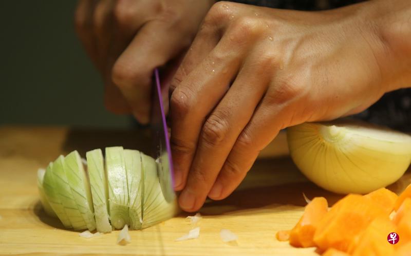 洋葱含有硫化合物,使人吃过后嘴巴有异味。(档案照) 洋葱含有硫化合物,使人吃过后嘴巴有异味。(档案照)