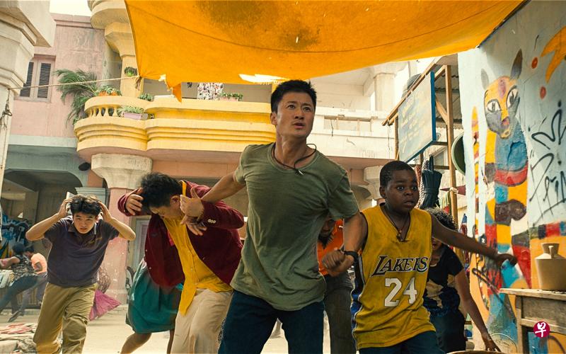 带着观众的高度期许,中国导演兼男主角吴京(图中)在《战狼II》的表现有大跃进。故事发生在充满神秘感与异国风情的非洲,有大量黑人演员参与演出。 带着观众的高度期许,中国导演兼男主角吴京(图中)在《战狼II》的表现有大跃进。故事发生在充满神秘感与异国风情的非洲,有大量黑人演员参与演出。