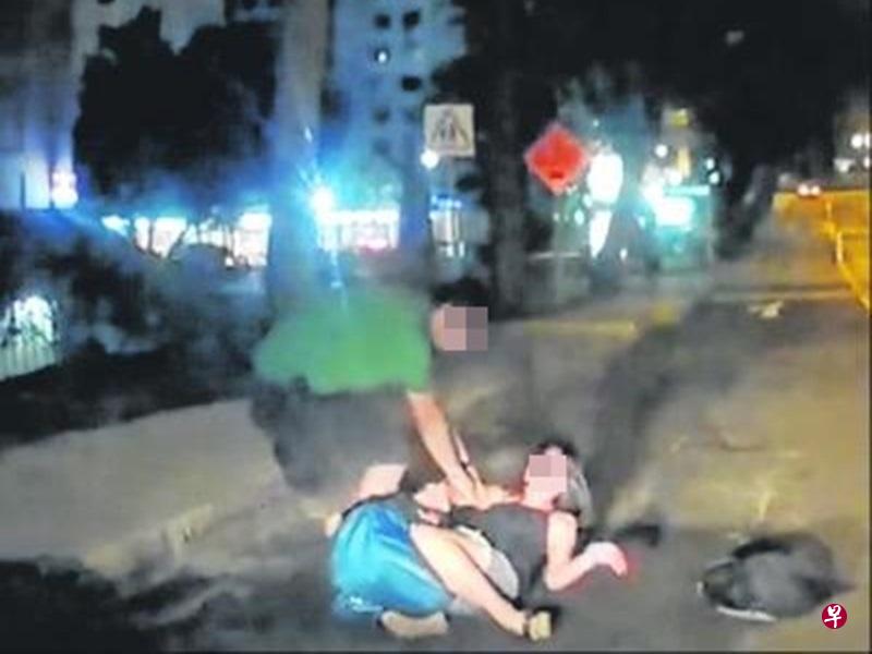 女子躺在马路上,男子试图把她拉起来。(互联网) 女子躺在马路上,男子试图把她拉起来。(互联网)