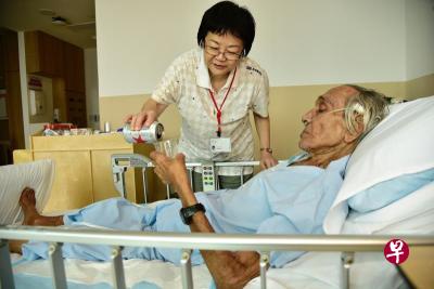 患有精神分裂症与肺癌的80岁男子加拉森(Klassen Alaric Philip)是雅西西慈怀病院(Assisi Hospice)的临终病人。等了60年后,义工为加拉森倒啤酒,在临终前尝到他人生中"最后的啤酒",对他而言是欢乐滋味。(档案照) 患有精神分裂症与肺癌的80岁男子加拉森(Klassen Alaric Philip)是雅西西慈怀病院(Assisi Hospice)的临终病人。等了60年后,义工为加拉森倒啤酒,在临终前尝到他人生中"最后的啤酒",对他而言是欢乐滋味。(档案照)