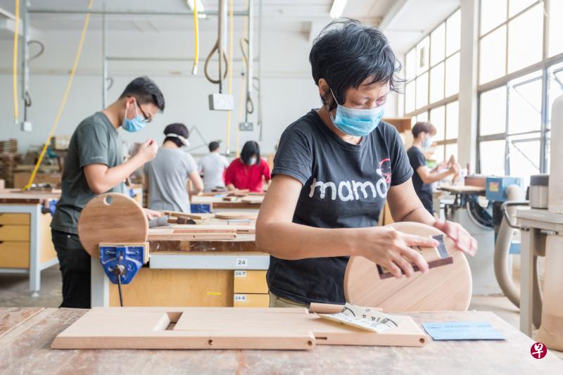 新加坡家具工业理事会开办板凳制作课程,教导年长者亲手打造板凳。(徐颖荃摄) 新加坡家具工业理事会开办板凳制作课程,教导年长者亲手打造板凳。(徐颖荃摄)