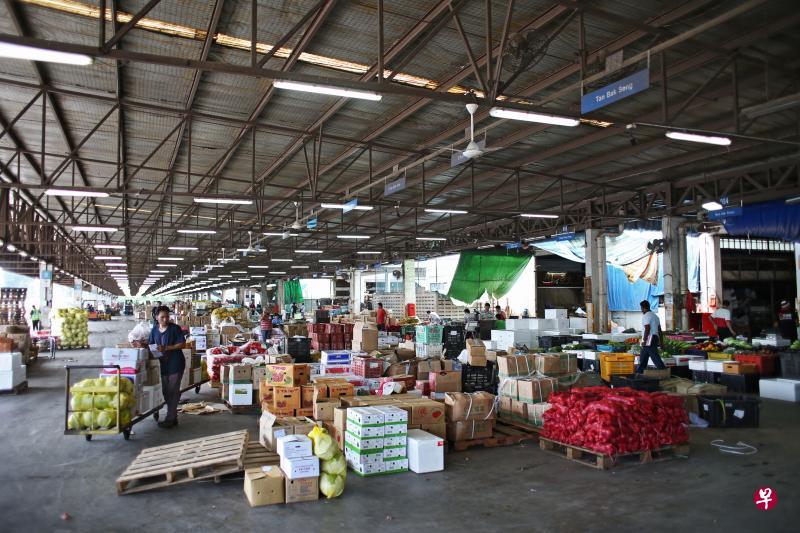 由建屋局管理34年的巴西班让批发中心,处理本地约40%进口蔬果。(叶振忠摄) 由建屋局管理34年的巴西班让批发中心,处理本地约40%进口蔬果。(叶振忠摄)