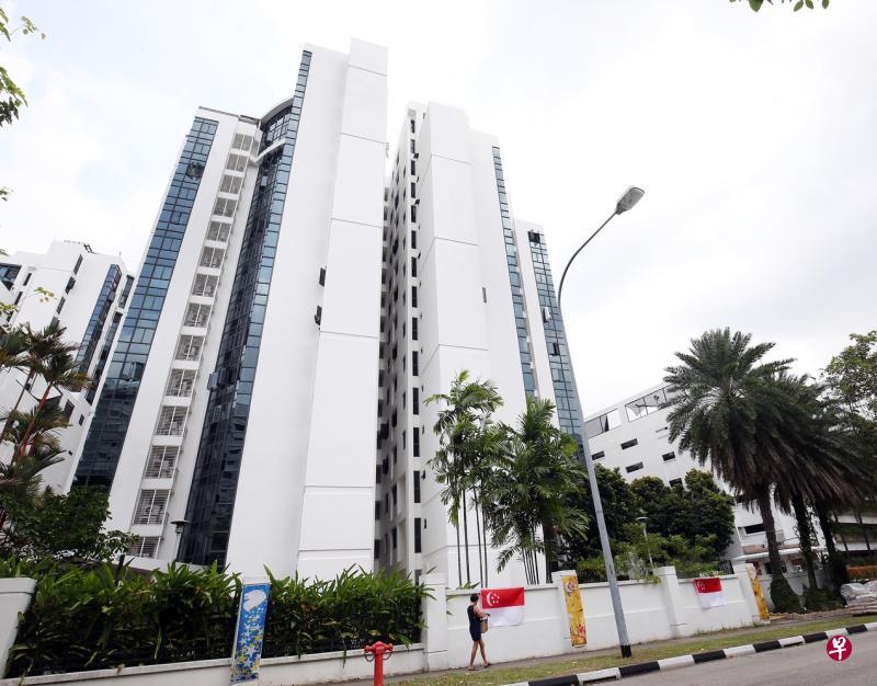 杨厝港路一带过去一个星期频频出现亮眼交易,包括Hundred Palms Residences项目一天内售罄,掀起买家对这一地区的购买兴趣。图为Hundred Palms Residences项目旁的私人公寓“丽晶山庄”。(周柏荣摄) 杨厝港路一带过去一个星期频频出现亮眼交易,包括Hundred Palms Residences项目一天内售罄,掀起买家对这一地区的购买兴趣。图为Hundred Palms Residences项目旁的私人公寓“丽晶山庄”。(周柏荣摄)