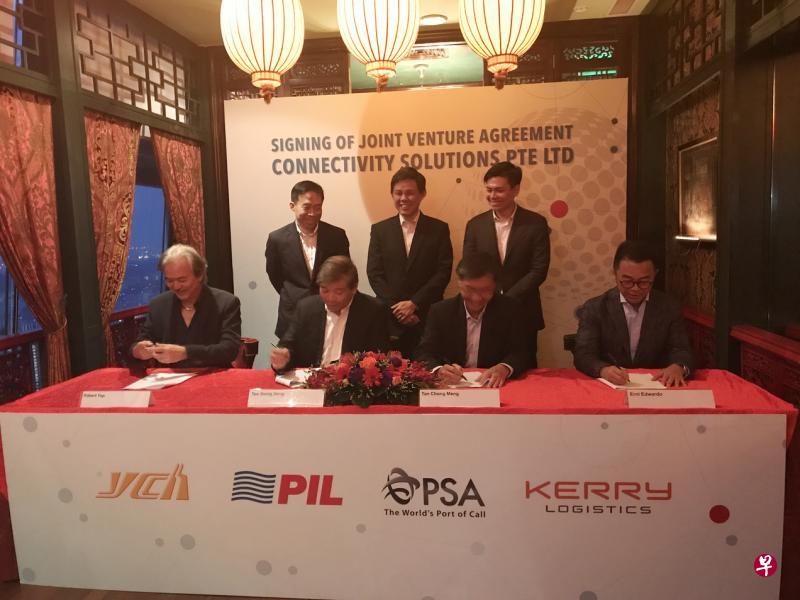 叶水福集团(左起)、新加坡太平船务、PSA国际港务集团和嘉里物流昨天签署协议,正式成立多式联运物流财团。领导中新重庆项目的总理公署部长陈振声(后排中)见证了签署仪式。(林展霆摄) 叶水福集团(左起)、新加坡太平船务、PSA国际港务集团和嘉里物流昨天签署协议,正式成立多式联运物流财团。领导中新重庆项目的总理公署部长陈振声(后排中)见证了签署仪式。(林展霆摄)