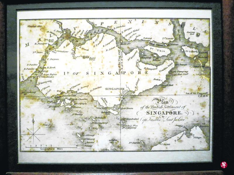 由新加坡第二任驻扎官约翰·克劳福修订的《英属殖民地新加坡地图》,是新加坡第一幅正式出版的全域地图。 由新加坡第二任驻扎官约翰·克劳福修订的《英属殖民地新加坡地图》,是新加坡第一幅正式出版的全域地图。