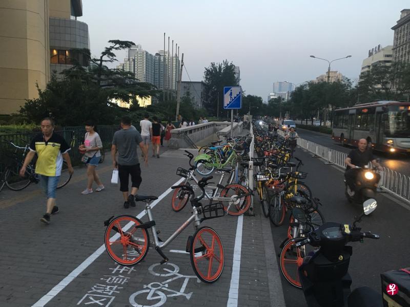 虽然街道上已划了共享脚踏车停放区,但有些用户依然把车停在路旁,妨碍通行。(叶俊颖摄) 虽然街道上已划了共享脚踏车停放区,但有些用户依然把车停在路旁,妨碍通行。(叶俊颖摄)