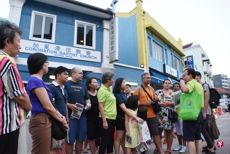 新移民和本地民众穿街走巷参观芽笼,全程约两公里,过程中有良好的互动。 新移民和本地民众穿街走巷参观芽笼,全程约两公里,过程中有良好的互动。