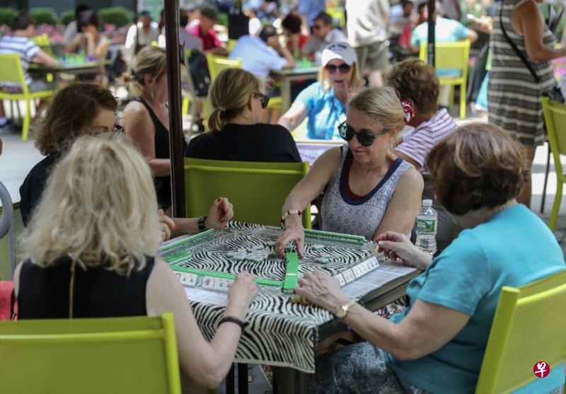 美国纽约布赖恩特公园日前举行“麻将马拉松”活动,参与者仔细研究眼前的麻将牌组合,思考要怎么打才能胡牌。(新华社) 美国纽约布赖恩特公园日前举行“麻将马拉松”活动,参与者仔细研究眼前的麻将牌组合,思考要怎么打才能胡牌。(新华社)