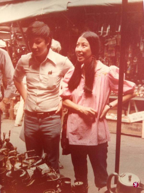 1981年8月三毛（右）和杜南发在结霜桥旧货市场的街边摊前，满街五花八门的旧货，如同乍然重逢一些过去的岁月，常会有令人想不到的惊喜。只是时代无情，时人无心，纵然旧情绵绵皆犹在，事到如今已惘然。（杜南发提供）