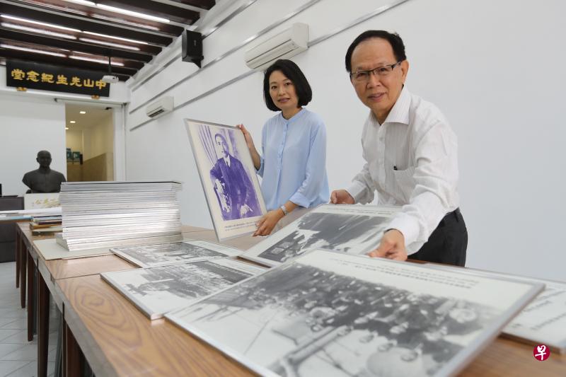湛承宪（右）与颜旖鋂筛选拟在同德文化展厅重新展示的历史照片。（李天锜摄）　