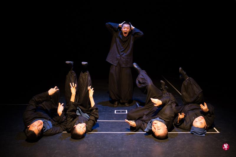 《鲁镇往事》六位演员每人饰演五六个角色。(实践剧场提供) 《鲁镇往事》六位演员每人饰演五六个角色。(实践剧场提供)