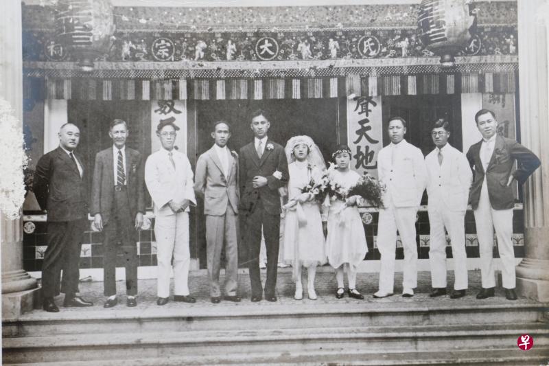 林谋盛（左五）和颜珠娘（右五）结婚时，在林氏大宗祠前留影。（林怀玉医生提供）