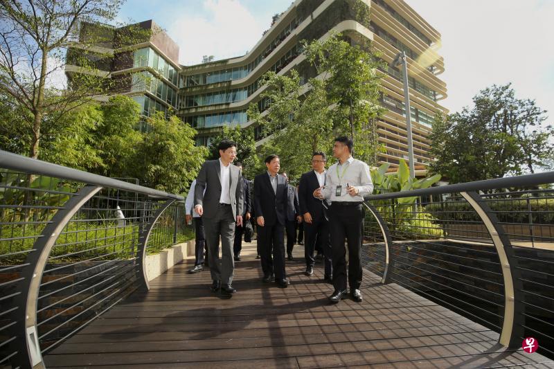 基础建设统筹部长兼交通部长许文远(中)和国家发展部长黄循财(左)在新山出席马新依斯干达特区部长级联合委员会会议后,参观由新马两国主权基金联合发展的“Afiniti Medini”城市养生项目。右二为马来西亚首相署部长阿都拉曼达兰。(林国明摄) 基础建设统筹部长兼交通部长许文远(中)和国家发展部长黄循财(左)在新山出席马新依斯干达特区部长级联合委员会会议后,参观由新马两国主权基金联合发展的“Afiniti Medini”城市养生项目。右二为马来西亚首相署部长阿都拉曼达兰。(林国明摄)