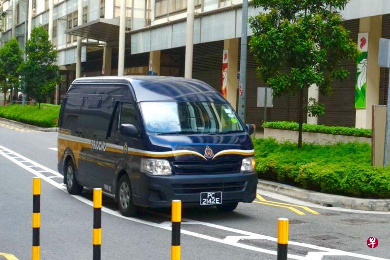 今早9时05分,一辆监狱车辆载康希等被告抵达最高法院。(图:海峡时报) 今早9时05分,一辆监狱车辆载康希等被告抵达最高法院。(图:海峡时报)
