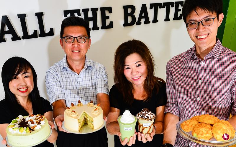 许宝瑞(左起)、孔敬邴、吴亚俸和孔传胜都爱吃鳄梨,并用鳄梨制作成不同口味的饮料和蛋糕。 许宝瑞(左起)、孔敬邴、吴亚俸和孔传胜都爱吃鳄梨,并用鳄梨制作成不同口味的饮料和蛋糕。