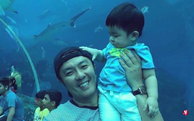 阿杜上个月开心带着儿子到水族馆。(阿杜微博图) 阿杜上个月开心带着儿子到水族馆。(阿杜微博图)