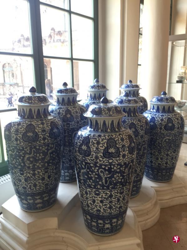 1717年,奥古斯都二世用600名骑兵团跟普鲁士腓特烈·威廉一世交换151件中国瓷器,其中16件高一米的清康熙大瓶,被誉为“骑兵大瓶”。德国德累斯顿的茨温格宫瓷宫目前展出7瓶。(黄向京摄) 1717年,奥古斯都二世用600名骑兵团跟普鲁士腓特烈·威廉一世交换151件中国瓷器,其中16件高一米的清康熙大瓶,被誉为“骑兵大瓶”。德国德累斯顿的茨温格宫瓷宫目前展出7瓶。(黄向京摄)