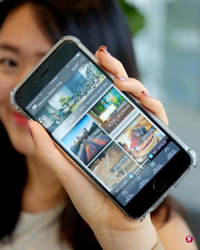 马新公司的手机应用MySphere,让滨海盛景和双景坊用户预订项目内的服务与设施。(曾坤顺摄) 马新公司的手机应用MySphere,让滨海盛景和双景坊用户预订项目内的服务与设施。(曾坤顺摄)