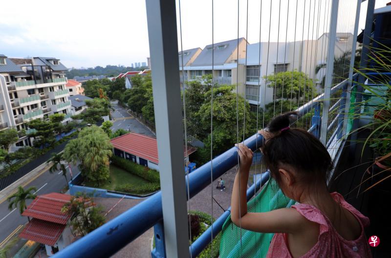 赐福路19号公寓的屋主,为了两幼儿安全要安装窗花,却遭管委会反对,结果一波三折,窗花框架只装了一半。屋主过后向分层地契局申请安装窗花,而管委会则向国家法院申请,要求拆除窗花。虽然两个判决都对屋主有利,但事件拖了快一年,“窗花争端”仍悬而未决。(林泽锐摄) 赐福路19号公寓的屋主,为了两幼儿安全要安装窗花,却遭管委会反对,结果一波三折,窗花框架只装了一半。屋主过后向分层地契局申请安装窗花,而管委会则向国家法院申请,要求拆除窗花。虽然两个判决都对屋主有利,但事件拖了快一年,“窗花争端”仍悬而未决。(林泽锐摄)