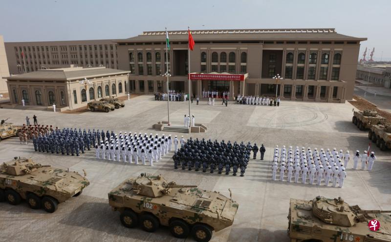 中国人民解放军驻吉布提保障基地部队昨天在基地营区举行进驻营区仪式。(中新社) 中国人民解放军驻吉布提保障基地部队昨天在基地营区举行进驻营区仪式。(中新社)