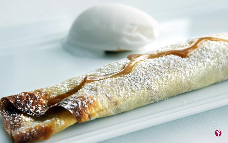 Sky on 57具有东南亚风味的“法国薄煎饼”(crepe),以香蕉肉做馅,酱汁则是爪哇椰糖(Gula Java)。(部分图片由餐厅提供) Sky on 57具有东南亚风味的“法国薄煎饼”(crepe),以香蕉肉做馅,酱汁则是爪哇椰糖(Gula Java)。(部分图片由餐厅提供)