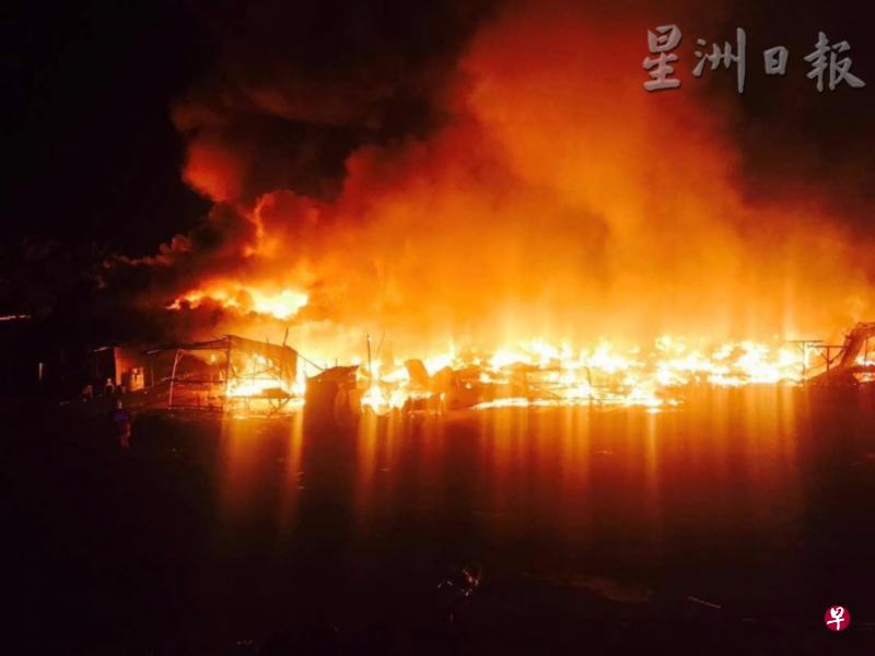 霹雳美罗丹拿马士一个建筑工地发生严重火灾,烧毁126所外劳宿舍并烧死一名孟加拉外劳。事件再次凸显马国外劳的住宿安全问题。(星洲日报) 霹雳美罗丹拿马士一个建筑工地发生严重火灾,烧毁126所外劳宿舍并烧死一名孟加拉外劳。事件再次凸显马国外劳的住宿安全问题。(星洲日报)