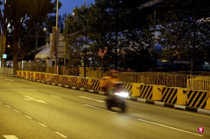 警方今年为滨海湾浮动舞台附近的人潮聚集点增设混凝土路障,避免卡车撞入人群的恐袭事件发生。(邝启聪摄) 警方今年为滨海湾浮动舞台附近的人潮聚集点增设混凝土路障,避免卡车撞入人群的恐袭事件发生。(邝启聪摄)