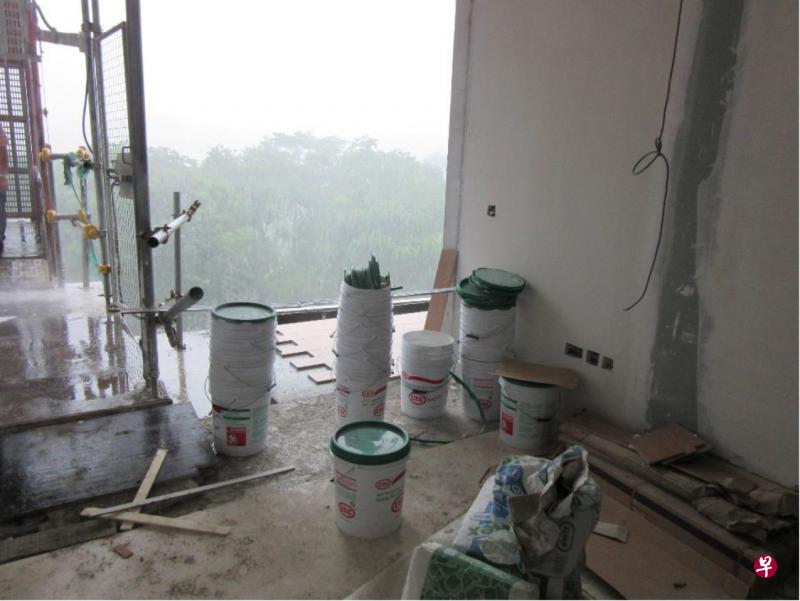 鑫丰建筑私人有限公司在山景碧苑施工时,没有为高楼边缘设防护措施,可能导致工人意外坠下。(人力部提供) 鑫丰建筑私人有限公司在山景碧苑施工时,没有为高楼边缘设防护措施,可能导致工人意外坠下。(人力部提供)