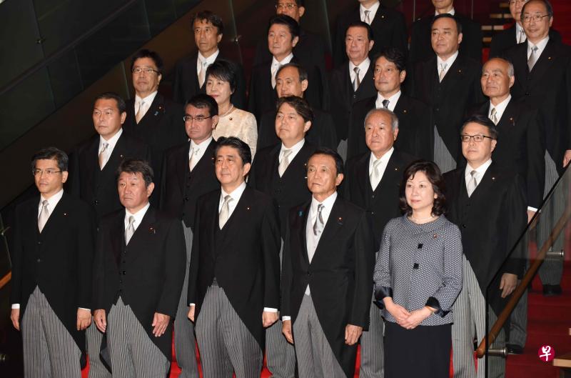 安倍(前排中)的新内阁班子昨天就任,引人注目的是总务部长野田圣子(前排右一)和外长河野太郎(第二排左二),因为他们是安倍政策的批评者。(法新社) 安倍(前排中)的新内阁班子昨天就任,引人注目的是总务部长野田圣子(前排右一)和外长河野太郎(第二排左二),因为他们是安倍政策的批评者。(法新社)