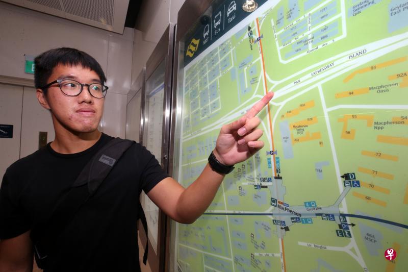 眼尖的林文杰和陆路交通之友成员昨天在麦波申月台的其中一个地铁站位置图,发现泛岛快速公路的英文被拼成“Pan Expressway Island”。(邬福梁摄) 眼尖的林文杰和陆路交通之友成员昨天在麦波申月台的其中一个地铁站位置图,发现泛岛快速公路的英文被拼成“Pan Expressway Island”。(邬福梁摄)