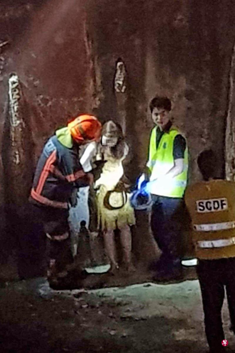 民防人员将女伤者扶起,检查她的伤势后,她在神智清醒的情况下送入医院。(网络照) 民防人员将女伤者扶起,检查她的伤势后,她在神智清醒的情况下送入医院。(网络照)