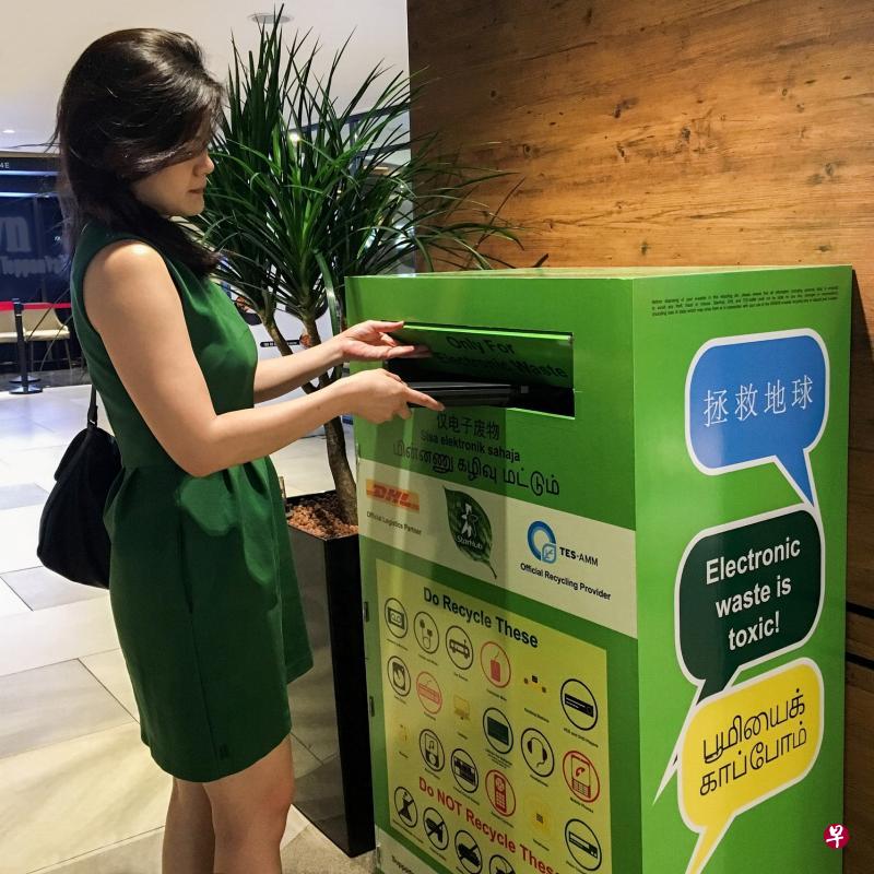 不少学校、公寓、购物商场和民众俱乐部都设有特定回收箱,收集公众不再使用的手机和电脑等电子垃圾。(凯德集团提供) 不少学校、公寓、购物商场和民众俱乐部都设有特定回收箱,收集公众不再使用的手机和电脑等电子垃圾。(凯德集团提供)