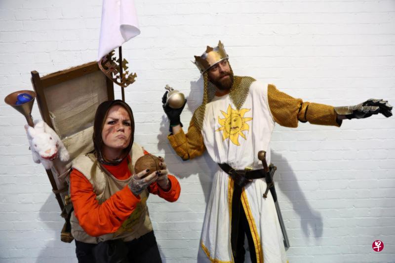 伦敦电影动漫展中参与者穿上电影《巨蟒与圣杯》的服饰。(法新社) 伦敦电影动漫展中参与者穿上电影《巨蟒与圣杯》的服饰。(法新社)