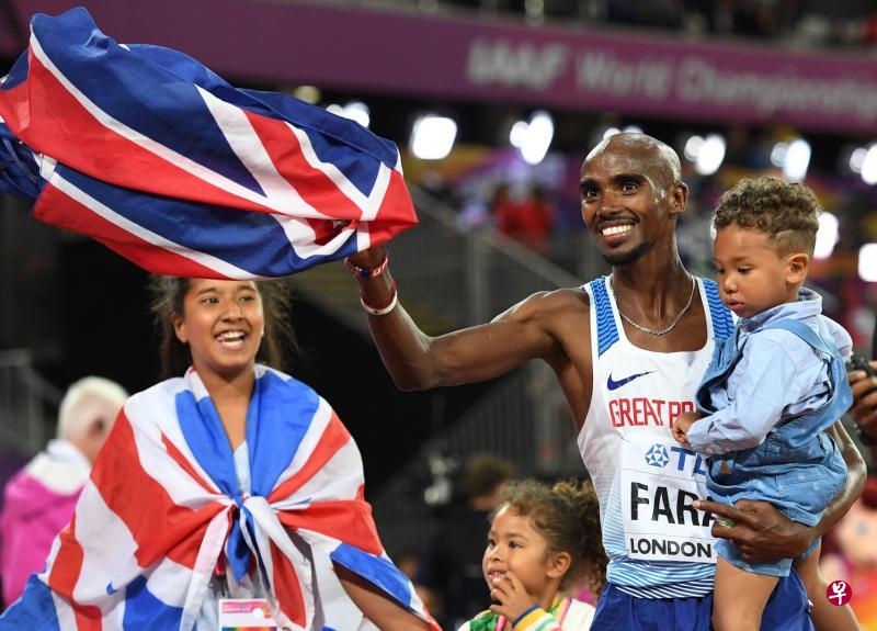 英国长跑名将法拉赫(右二)赛后与孩子庆祝胜利。(法新社) 英国长跑名将法拉赫(右二)赛后与孩子庆祝胜利。(法新社)