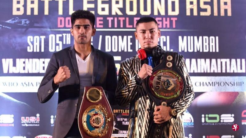 印度拳击手辛格(左)在比赛中打赢中国选手祖力皮卡尔(右),但他希望金腰带献给两国友谊。(网上图片) 印度拳击手辛格(左)在比赛中打赢中国选手祖力皮卡尔(右),但他希望金腰带献给两国友谊。(网上图片)