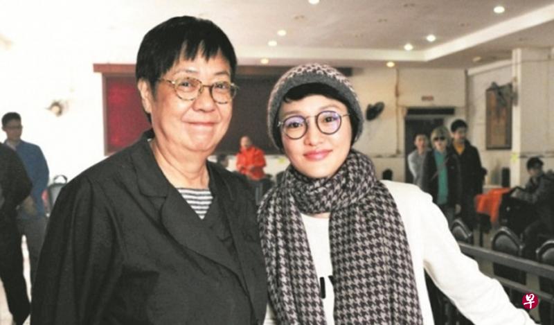 《明月几时有》导演许鞍华(左)与女主角周迅。 《明月几时有》导演许鞍华(左)与女主角周迅。