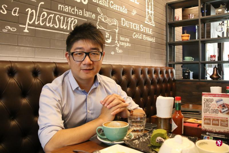 创作十余载,回看走过的路,屡获“红星大奖”的张乐声坦言:二十几岁时写的东西比较表面。相比之下,现在写的是更加有血有肉的东西。 创作十余载,回看走过的路,屡获“红星大奖”的张乐声坦言:二十几岁时写的东西比较表面。相比之下,现在写的是更加有血有肉的东西。