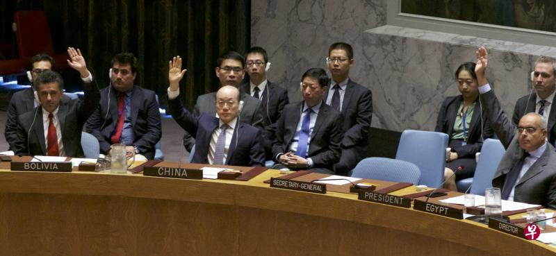 由美国提交对朝制裁决议案获得联合国安理会15个成员国一致通过。中国常驻代表刘结一(左二)在表决时举手表示赞成。(中新社) 由美国提交对朝制裁决议案获得联合国安理会15个成员国一致通过。中国常驻代表刘结一(左二)在表决时举手表示赞成。(中新社)