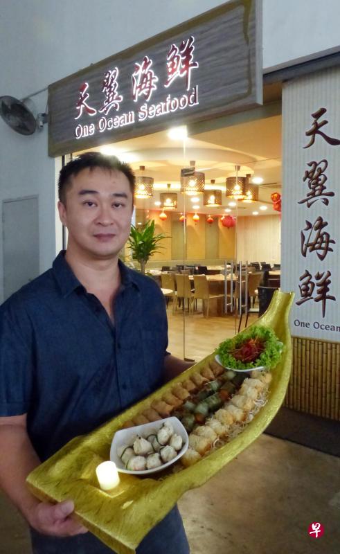 林子翔捧着招牌菜之一的“天翼 拼盘”,在万礼连路的旗舰店“天翼海鲜”餐馆亲自上菜。 林子翔捧着招牌菜之一的“天翼 拼盘”,在万礼连路的旗舰店“天翼海鲜”餐馆亲自上菜。