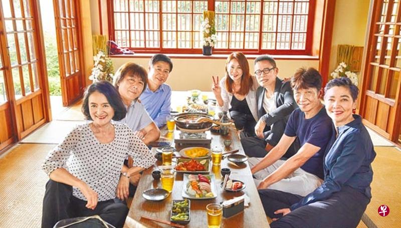 罗大佑(右排右三)邀到六名艺人拍MV。(中国时报图) 罗大佑(右排右三)邀到六名艺人拍MV。(中国时报图)