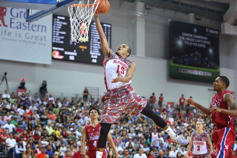 美籍外援亚历山大(15号)与腾飞之狮续约一年。(档案照片) 美籍外援亚历山大(15号)与腾飞之狮续约一年。(档案照片)